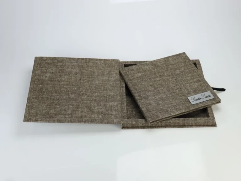 Estojo Tecido - Marrom - aberto com album